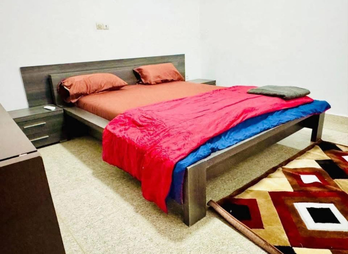 3 Chambres, 2 Salles de bain, cuisine fermée, balcon avec vue agréable