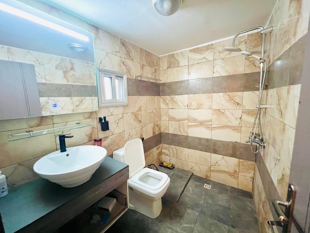 2 Chambres, 2 Salles de bain et cuisine