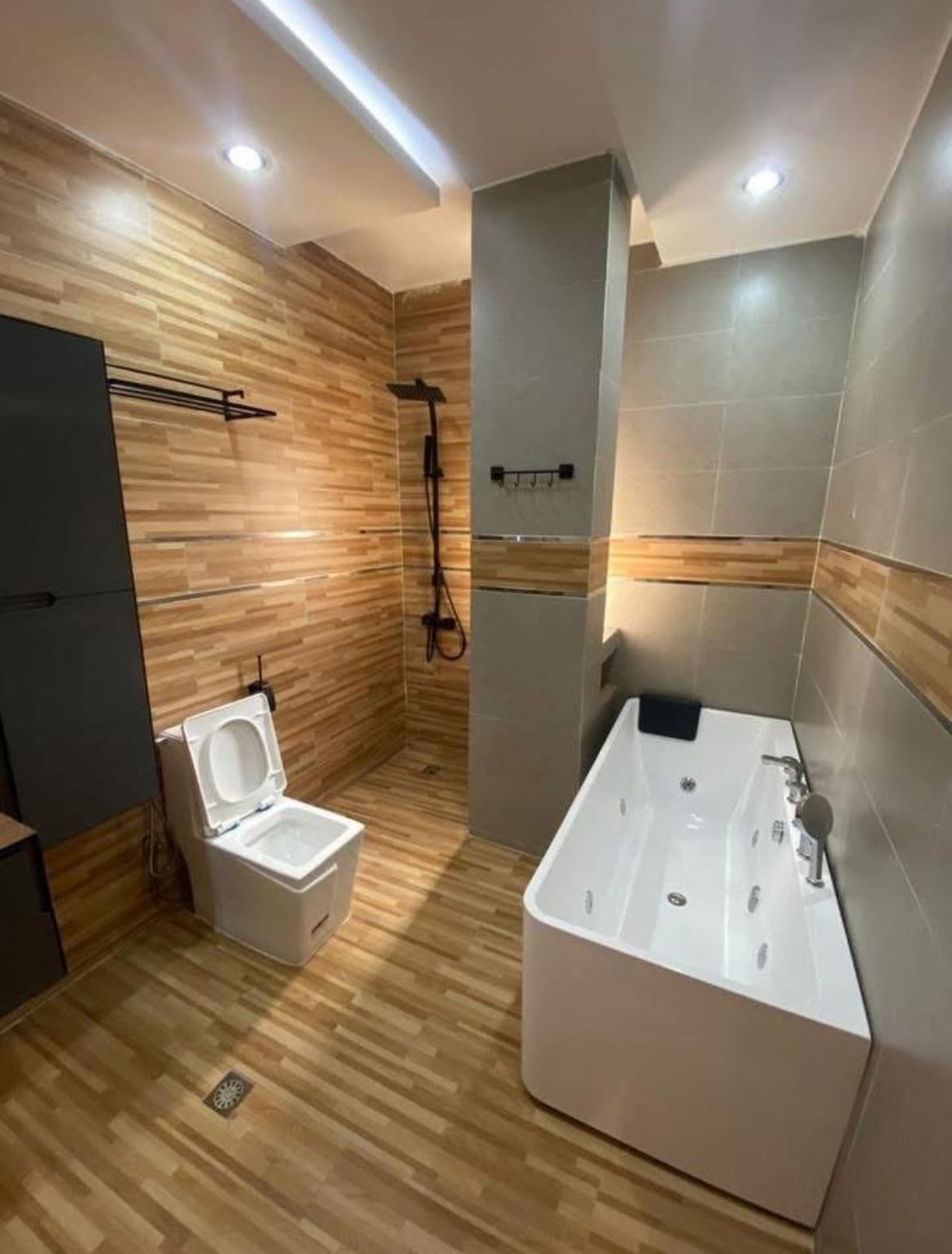 3 Chambres, 3 Salles de bain, cuisine ouverte, balcon