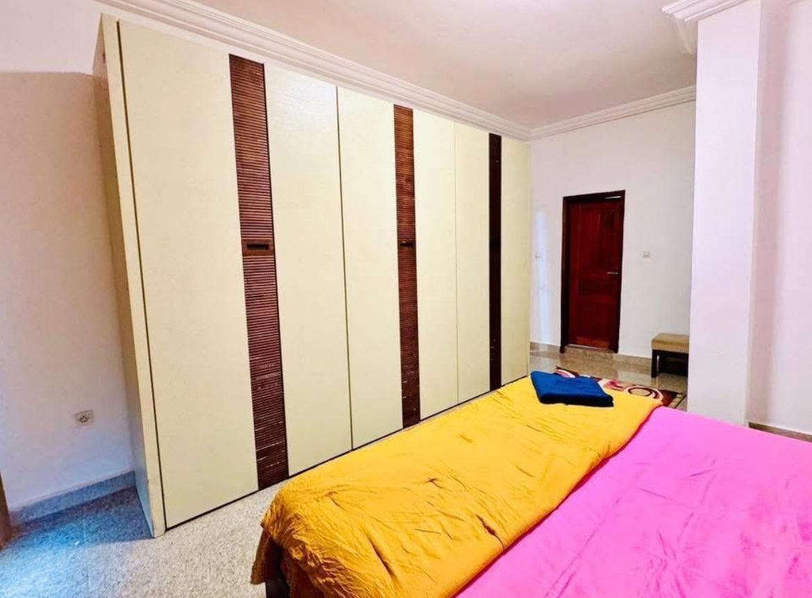 3 Chambres, 2 Salles de bain, cuisine fermée, balcon avec vue agréable