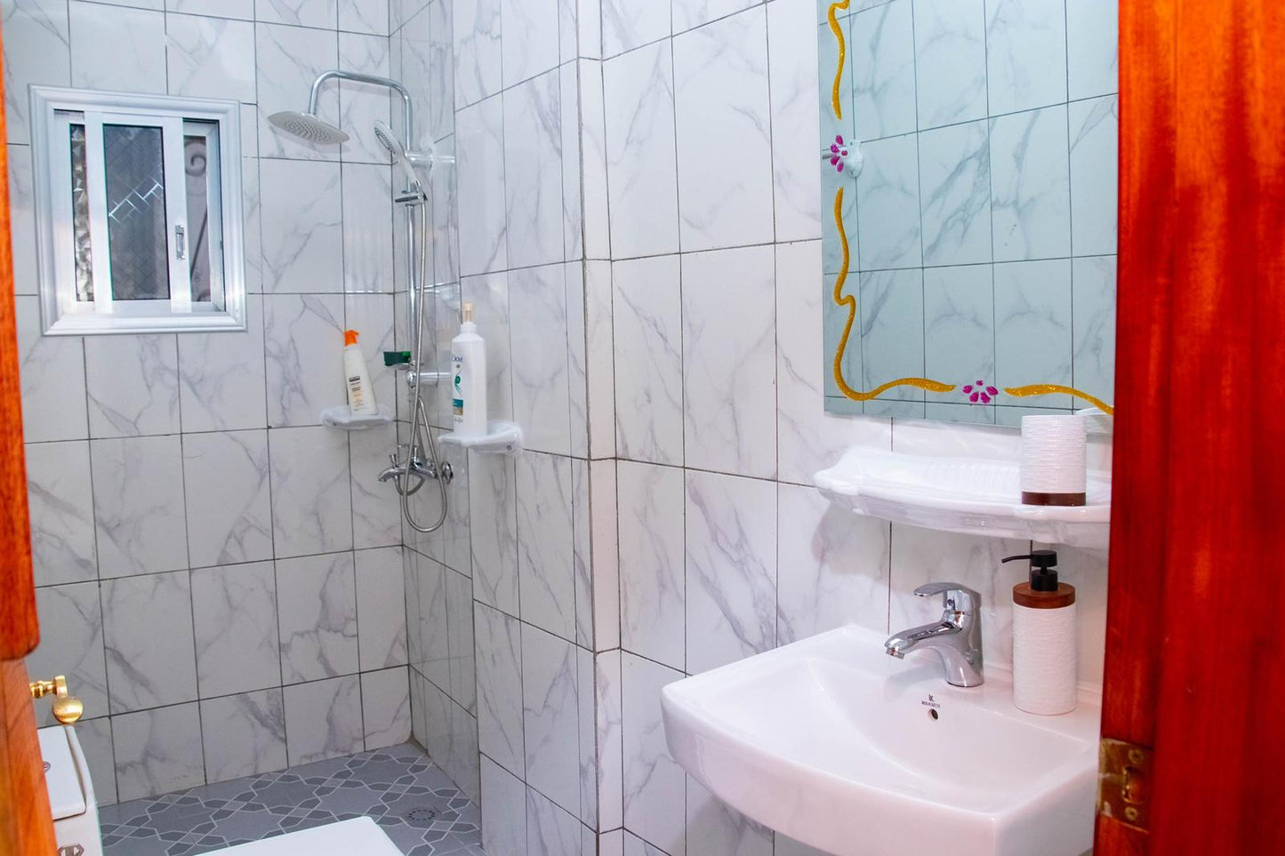 2 Chambres, 2 Salles de bain, cuisine fermée