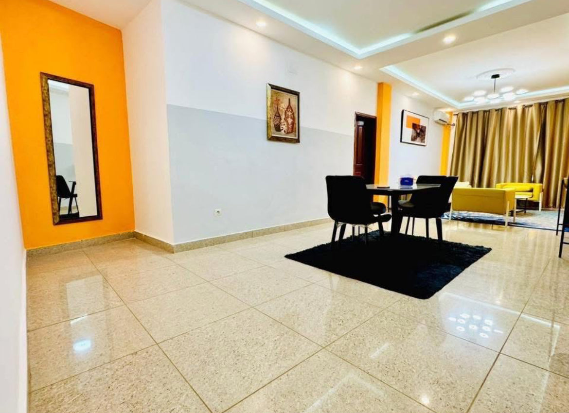 3 Chambres, 2 Salles de bain, cuisine fermée, balcon avec vue agréable