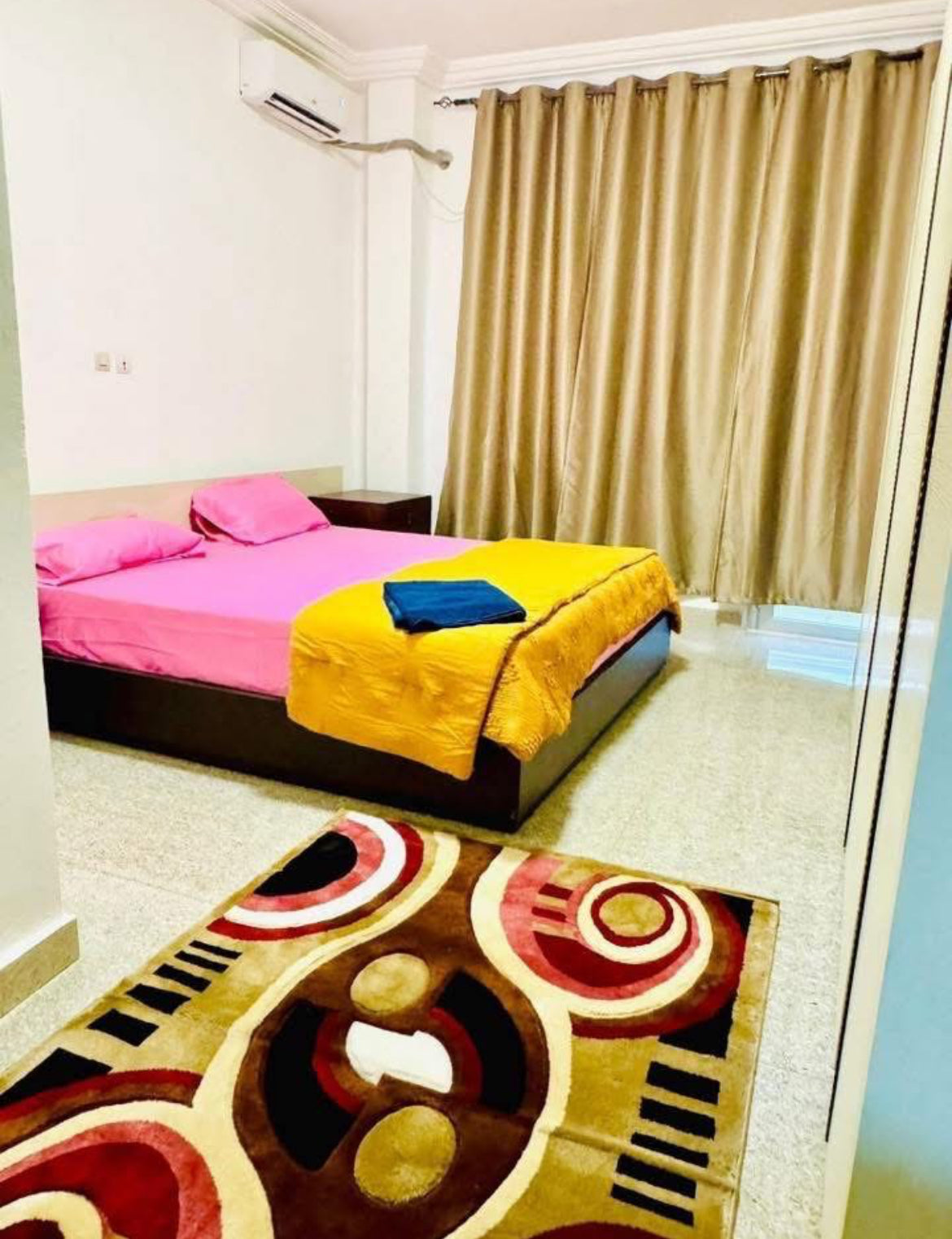 3 Chambres, 2 Salles de bain, cuisine fermée, balcon avec vue agréable