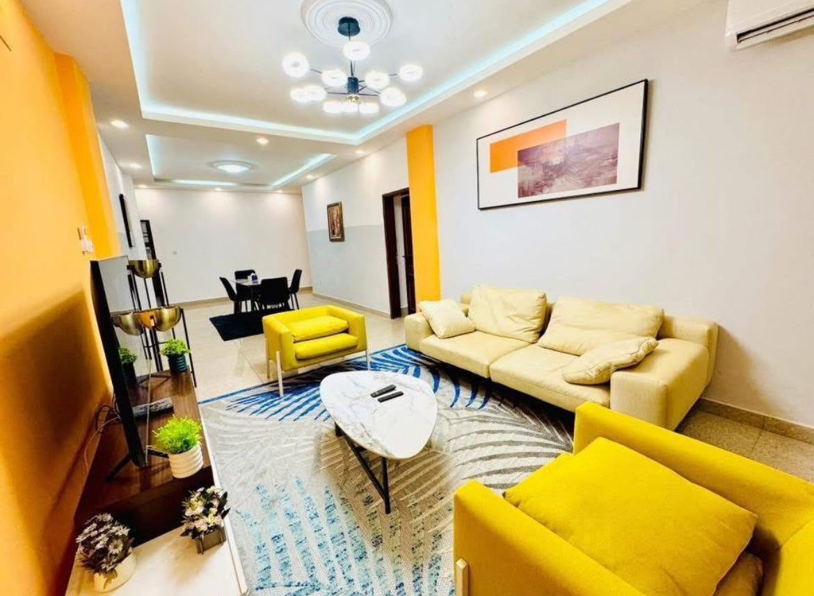 3 Chambres, 2 Salles de bain, cuisine fermée, balcon avec vue agréable