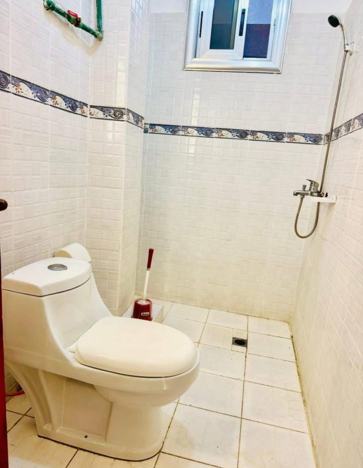 3 Chambres, 2 Salles de bain, cuisine fermée, balcon avec vue agréable