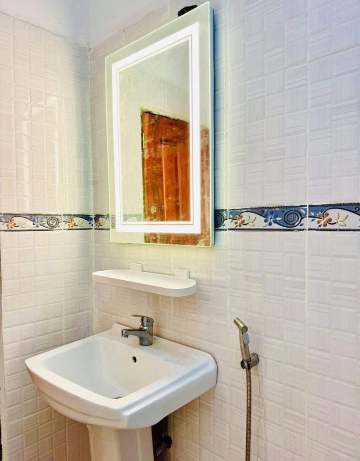 3 Chambres, 2 Salles de bain, cuisine fermée, balcon avec vue agréable