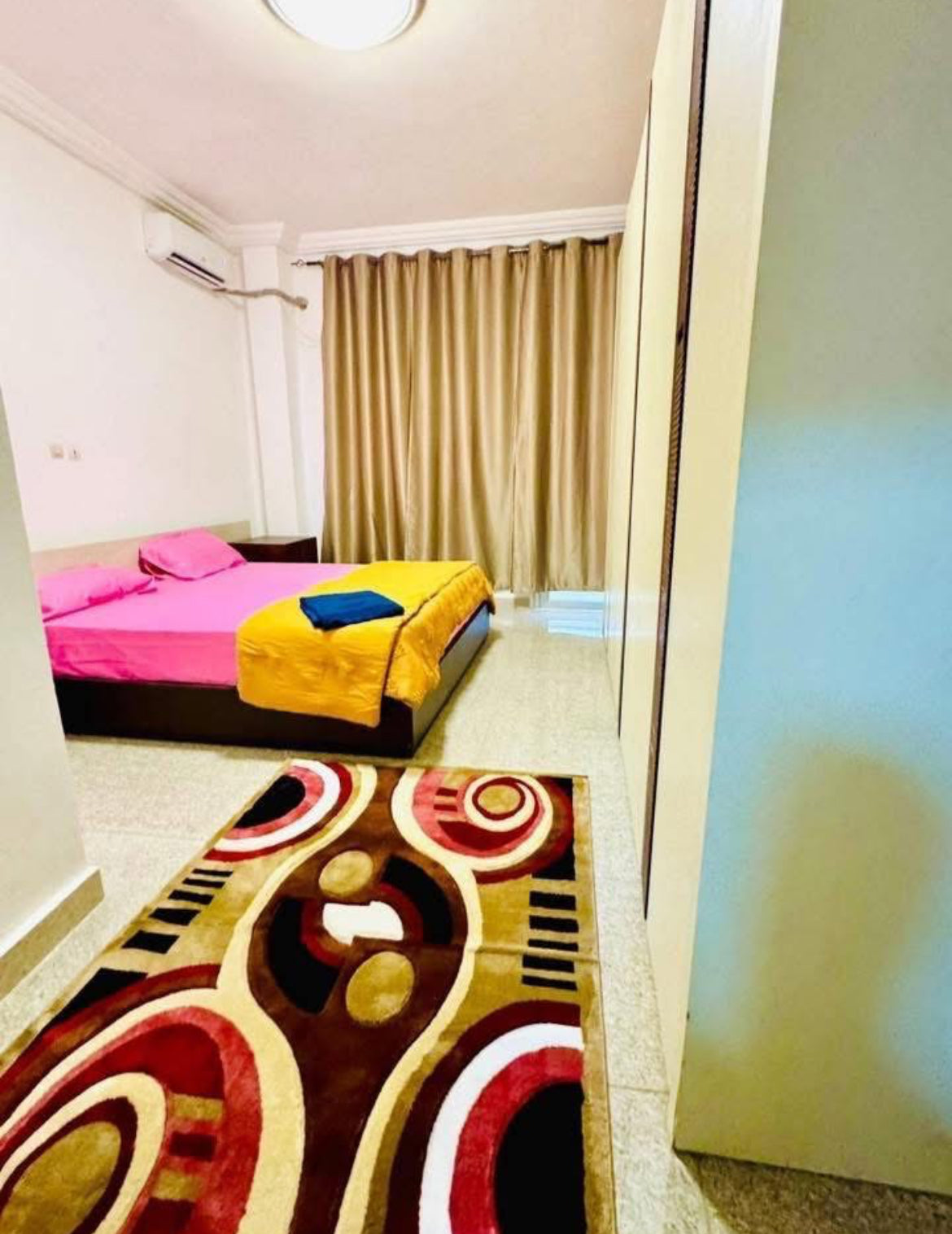 3 Chambres, 2 Salles de bain, cuisine fermée, balcon avec vue agréable