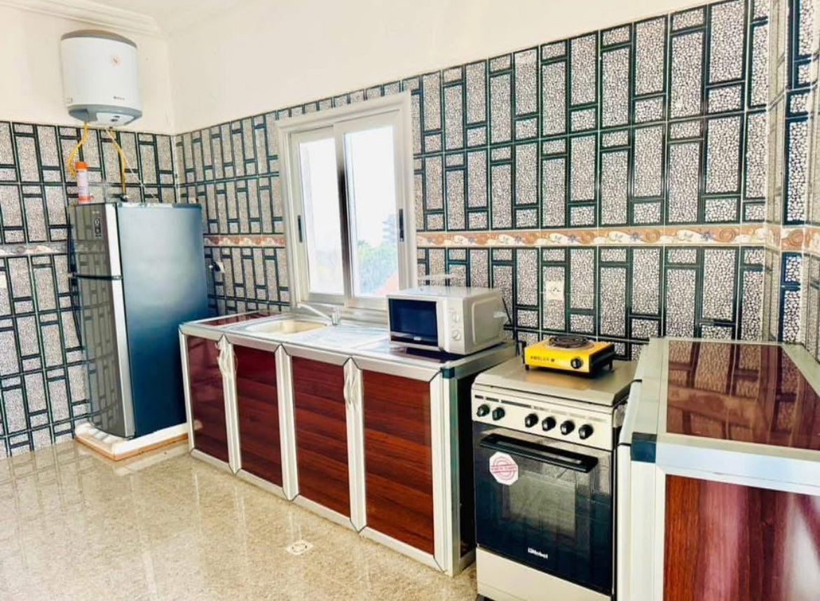 3 Chambres, 2 Salles de bain, cuisine fermée, balcon avec vue agréable