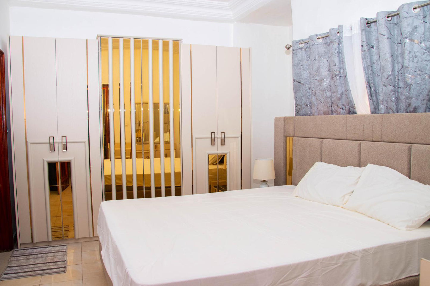 2 Chambres, 2 Salles de bain, cuisine fermée