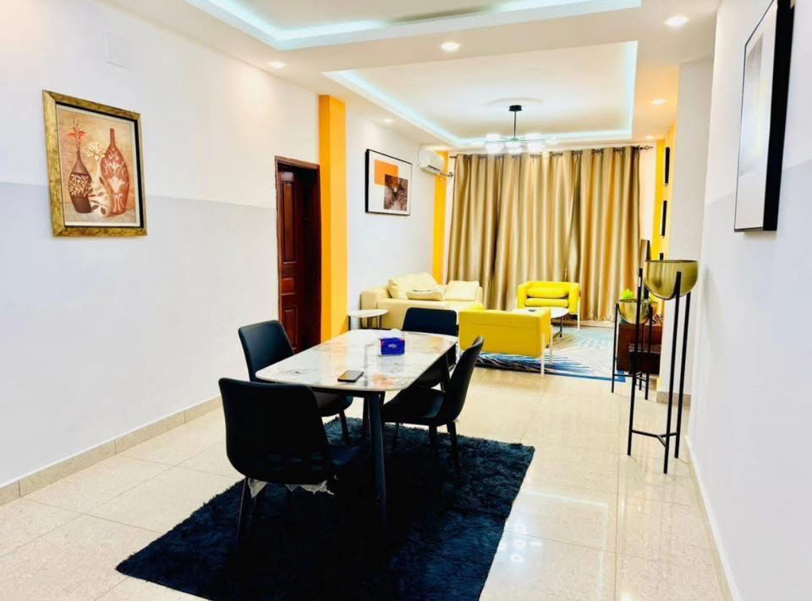 3 Chambres, 2 Salles de bain, cuisine fermée, balcon avec vue agréable