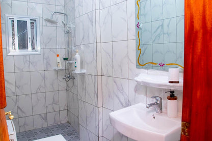 2 Chambres, 2 Salles de bain, cuisine fermée