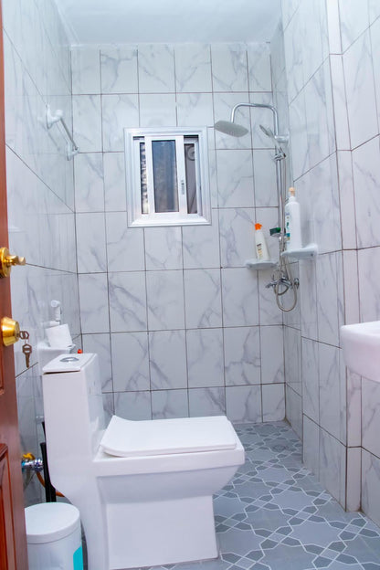2 Chambres, 2 Salles de bain, cuisine fermée