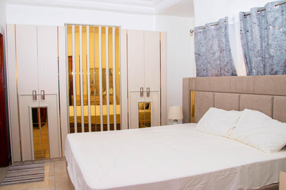 2 Chambres, 2 Salles de bain, cuisine fermée